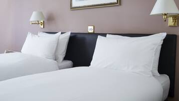 Habitación estándar con 2 camas individuales, 2 camas individuales | Tabla de planchar con plancha, wifi gratis y ropa de cama