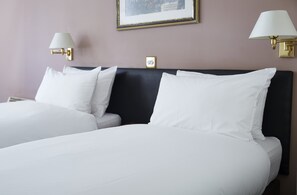 Chambre Standard avec lits jumeaux, 2 lits une place | Fer et planche à repasser, Wi-Fi gratuit, draps fournis