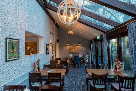 Restaurante. The Wee Waif Reading by Greene King Inns