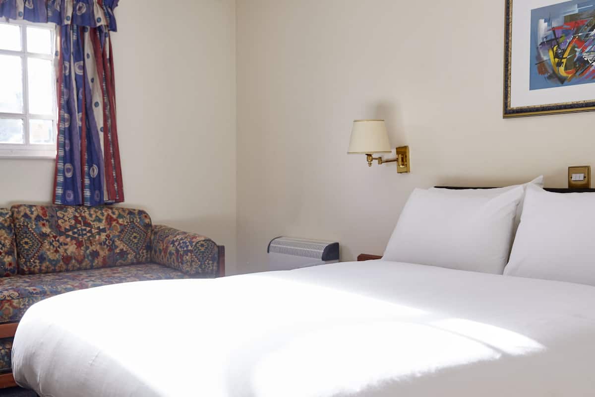 Tabla de planchar con plancha, wifi gratis y ropa de cama