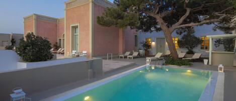 Piscina externa sazonal, espreguiçadeiras