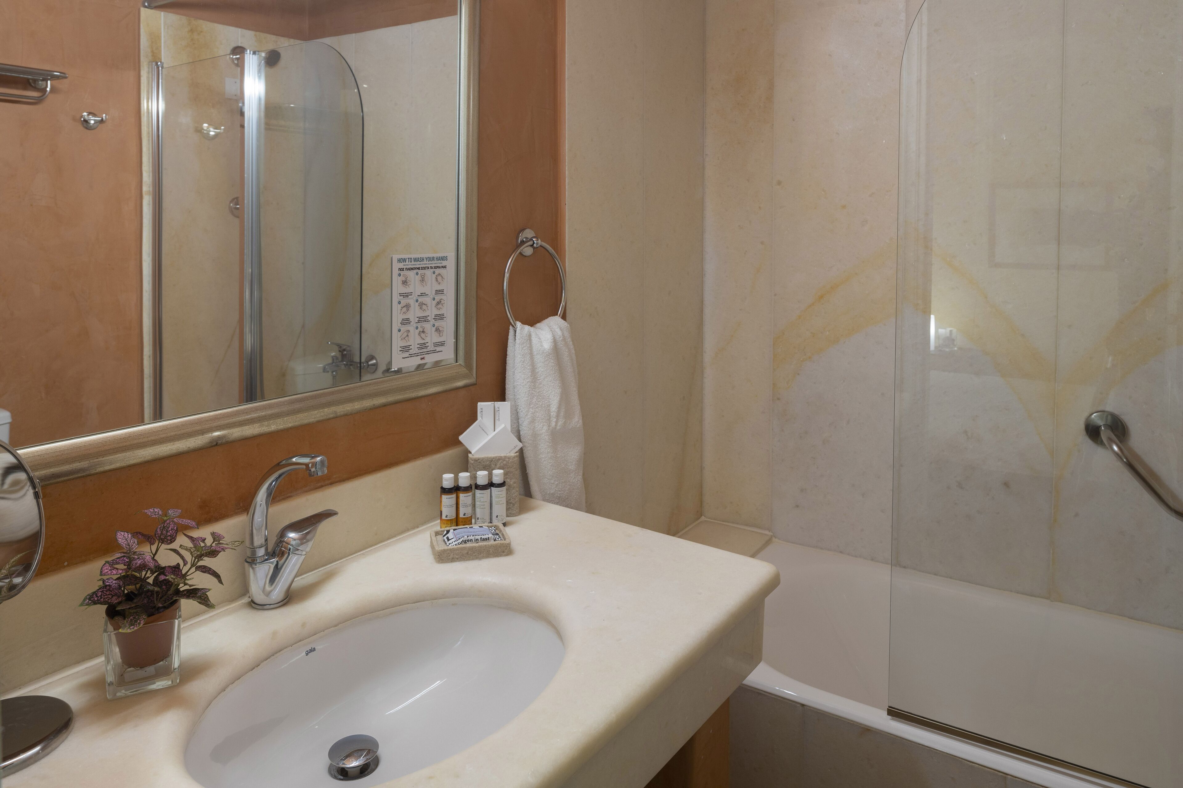 double room (promo) | bathroom | bathtub, free toiletries, hair dryer, bathrobes