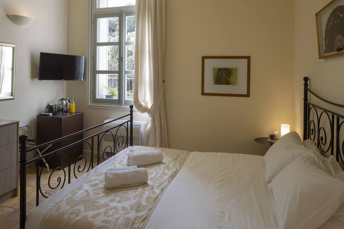 Roupas de cama premium, edredons de pluma, frigobar, cofres nos quartos