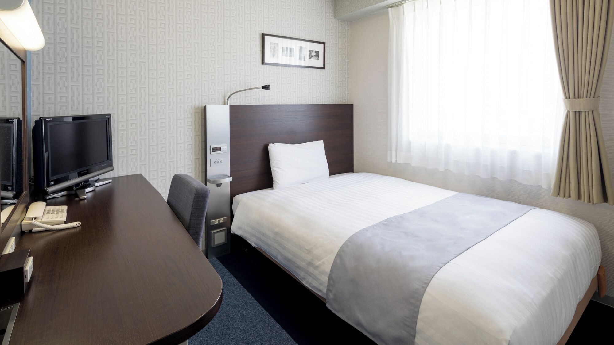 Desk, soundproofing, free WiFi, bed sheets