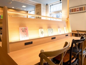 A wooden partition with books and a power outlet. - Comfort Hotel Saga (Saga)
