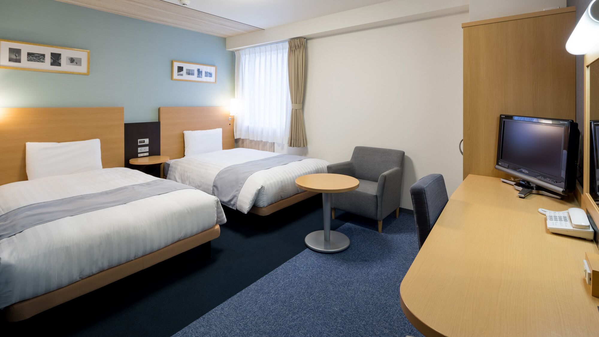 Desk, soundproofing, free WiFi, bed sheets