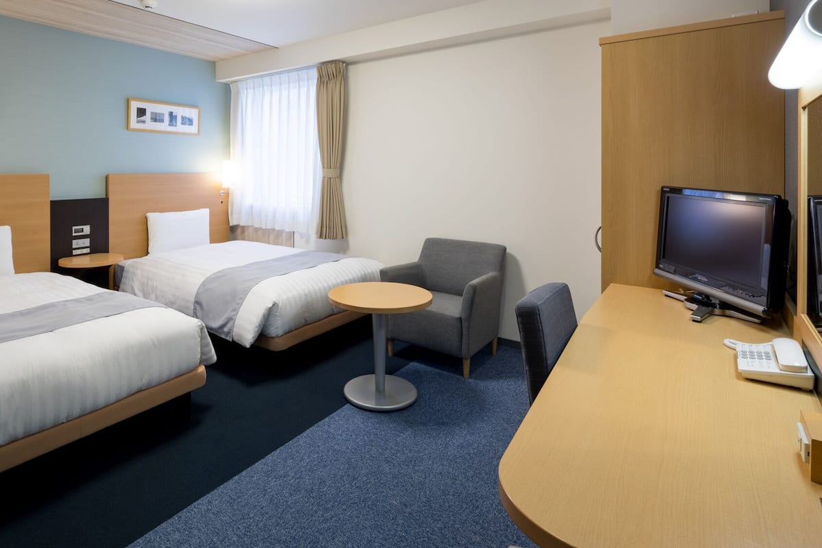 Desk, soundproofing, WiFi (free), bed sheets