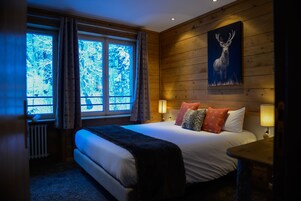 Habitación cuádruple | Ropa de cama de alta calidad, caja fuerte, sistema de insonorización