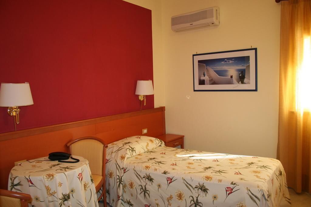 In-room safe, desk, free WiFi
