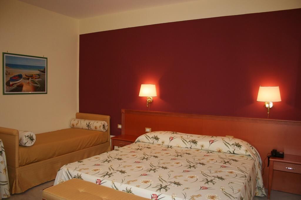 In-room safe, desk, free WiFi
