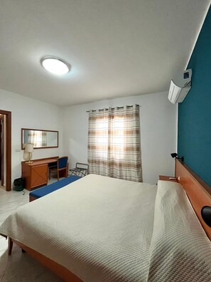 Caja de seguridad en la habitación, escritorio y wifi gratis 