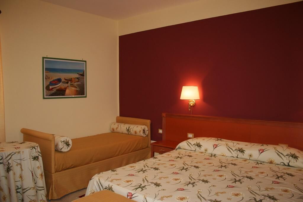 In-room safe, desk, free WiFi