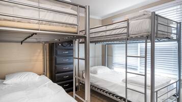 2 kamar tidur, seprai premium, brankas, dan meja kerja