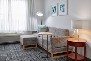 Premium bedding, individually decorated, individually furnished, desk - TownePlace Suites by Marriott Medford (Medford)