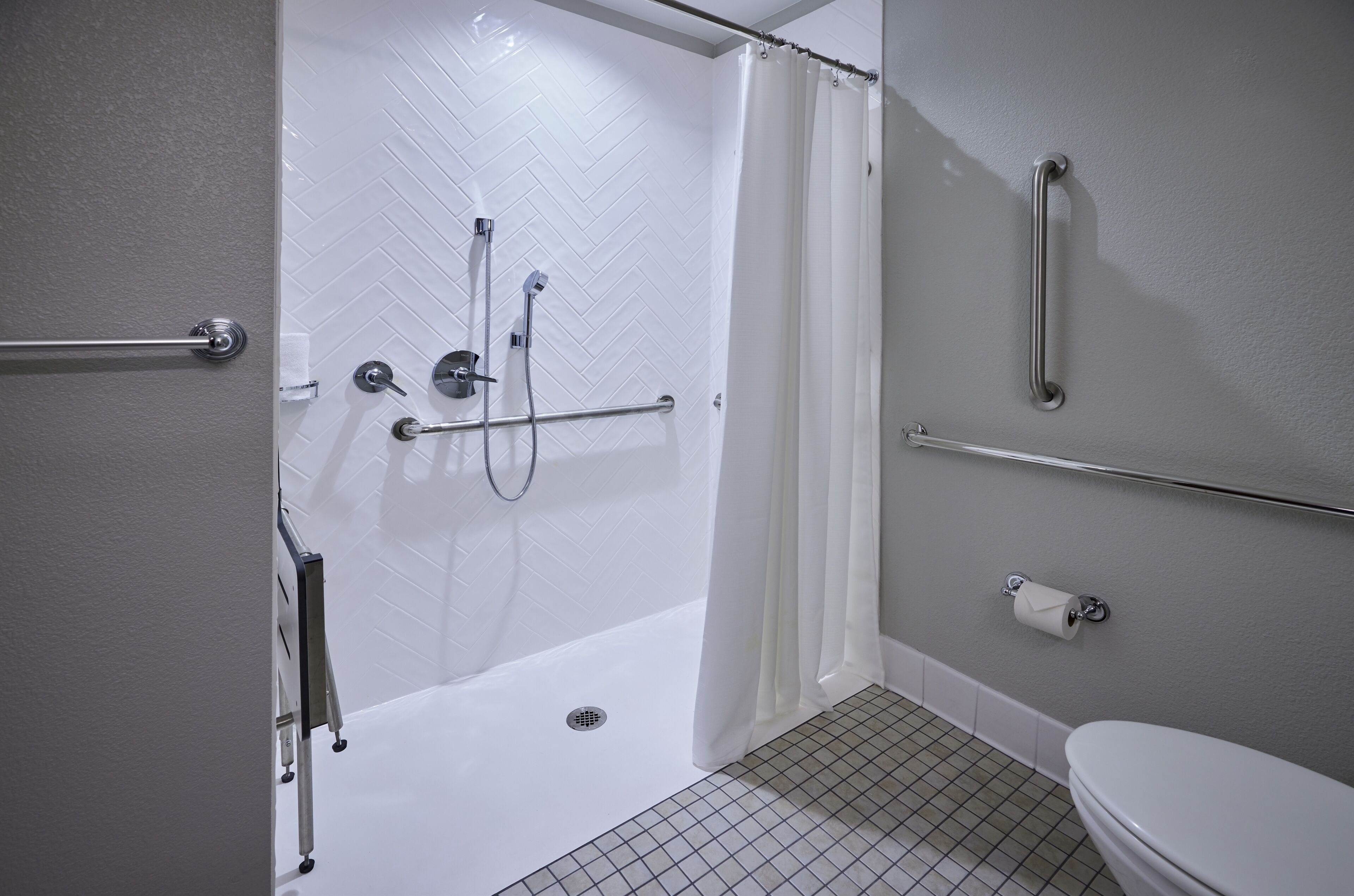 combined shower/bathtub, free toiletries, hair dryer, towels