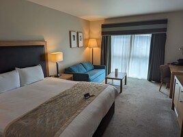 Privilege, 客房, 1 张特大床 | 高档床上用品、客房内保险箱、办公桌、笔记本电脑工作区