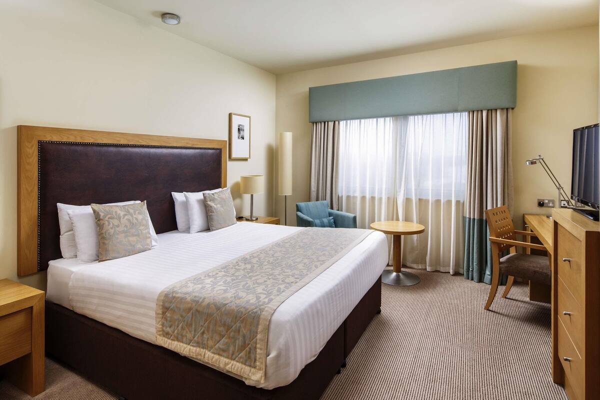Classic Room, 1 King Bed | Premium bedding, in-room safe, desk, laptop workspace