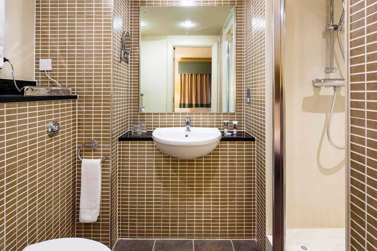 premium bedding, in-room safe, desk, laptop workspace