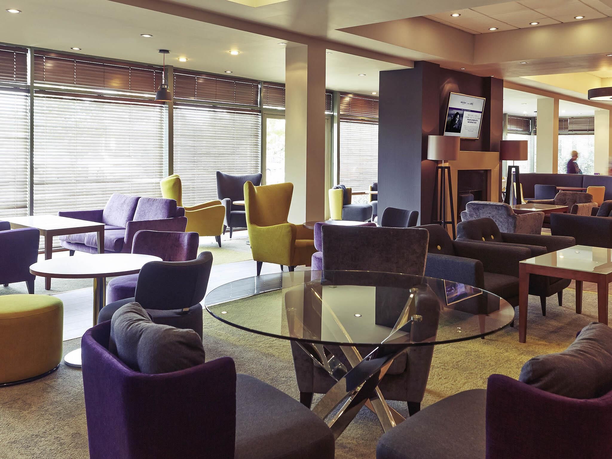 Ein stilvoller Lounge-Bereich mit runden Tischen und bequemen Sitzgelegenheiten.
