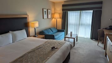 Privilege, Habitación, 1 cama de matrimonio grande | Ropa de cama de alta calidad, caja fuerte, escritorio