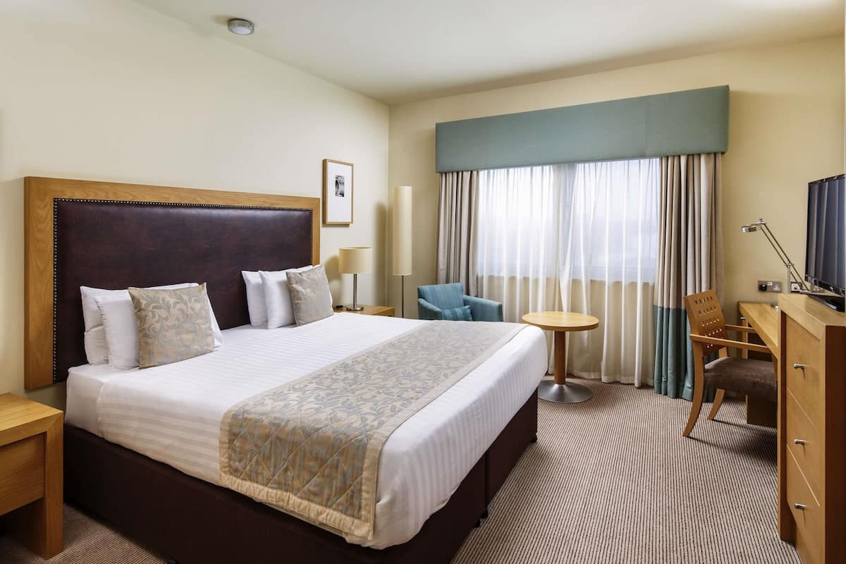 Premium bedding, in-room safe, desk, laptop workspace