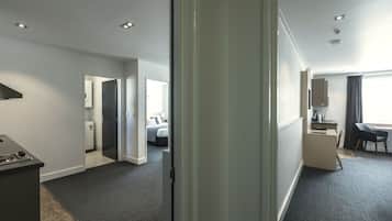 Phòng Suite dành cho gia đình, 2 phòng ngủ, không hút thuốc, bếp (Family Unit) | 2 phòng ngủ, khu vực làm việc phù hợp cho laptop, phòng cách âm