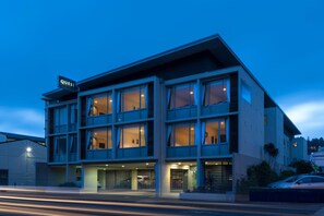 A modern hotel with a flat roof, multiple floors, and large windows. - Quest Dunedin (Dunedin)