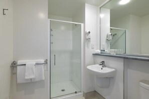 Shower, free toiletries, towels