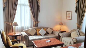 Junior suite, en-suite badkamer, uitzicht op de stad (Suite Junior) | Luxe beddengoed, een minibar, een kluis op de kamer, een bureau