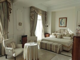 Suite presidencial, baño privado, vistas al jardín (Suite Présidentielle) | Ropa de cama de alta calidad, minibar, caja fuerte y escritorio