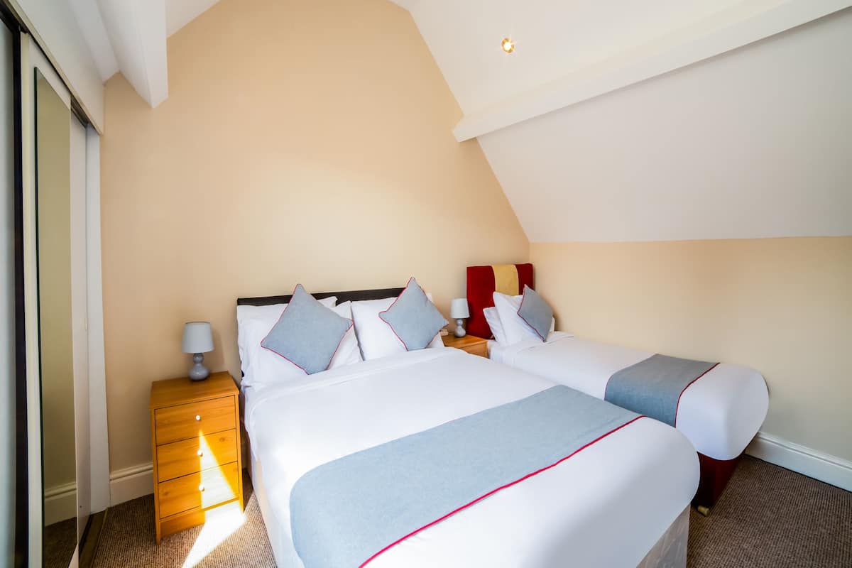 Deluxe Üç Kişilik Oda | Ücretsiz kablosuz İnternet, çalar saat