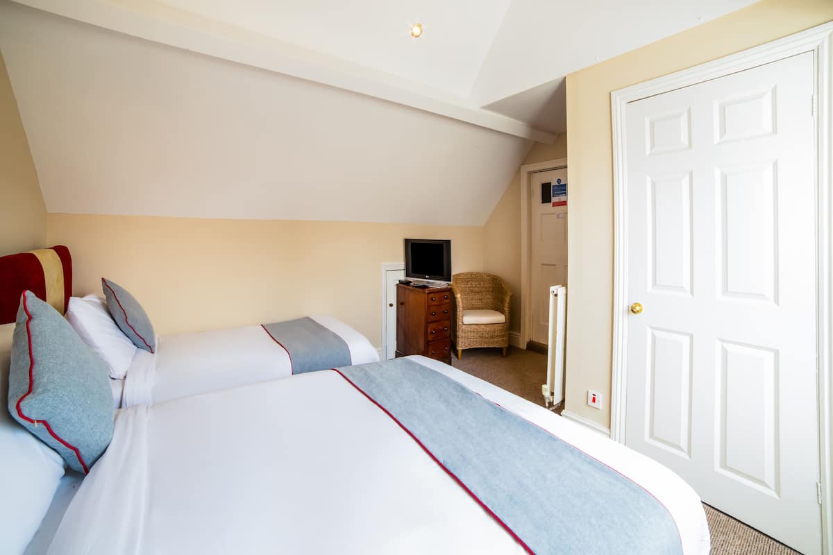 Deluxe Üç Kişilik Oda | Ücretsiz kablosuz İnternet, çalar saat