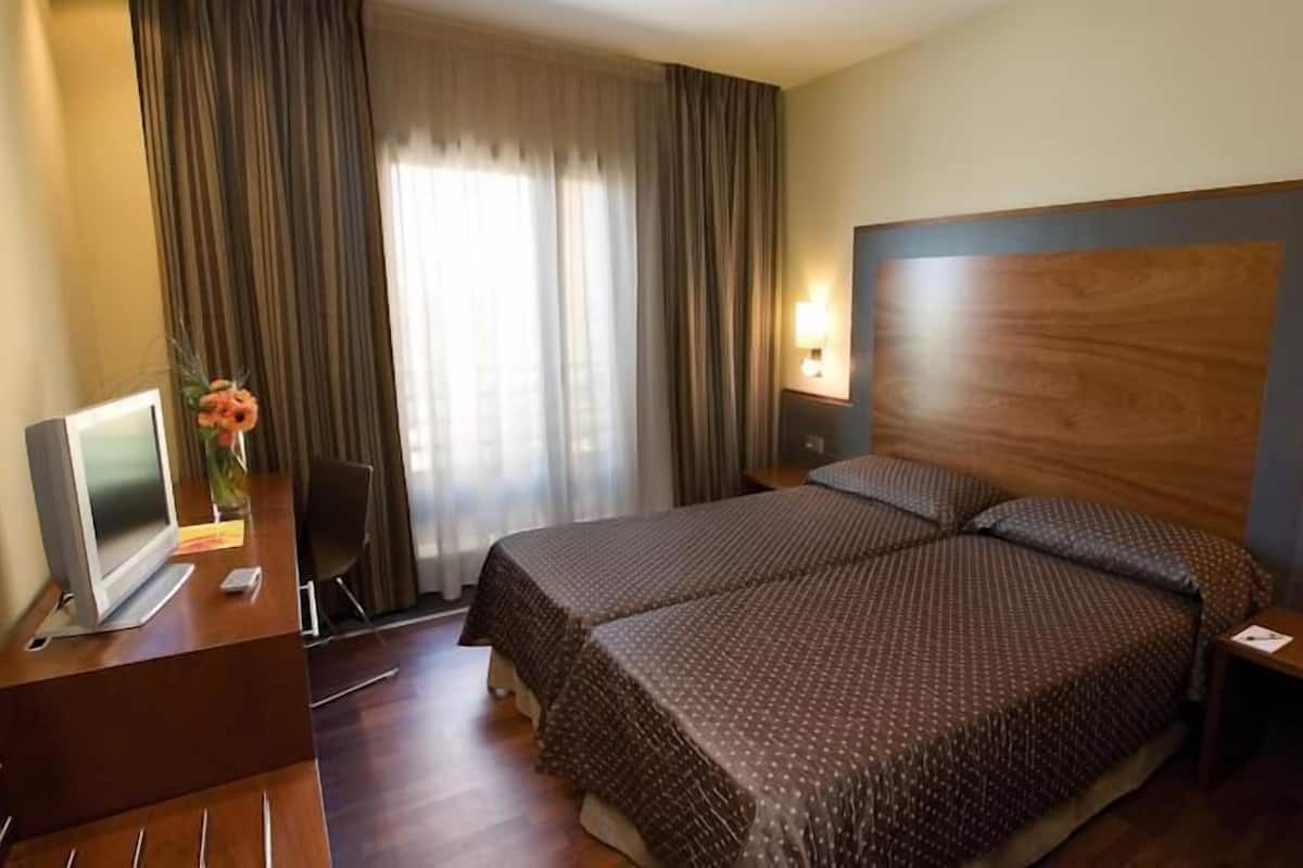 Minibar, caja de seguridad en la habitación y escritorio