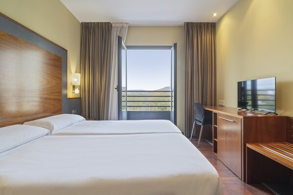 Minibar, in-room safe, desk, iron/ironing board