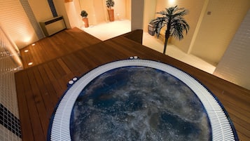 Indoor spa tub