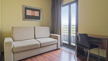 Minibar, coffres-forts dans les chambres, bureau