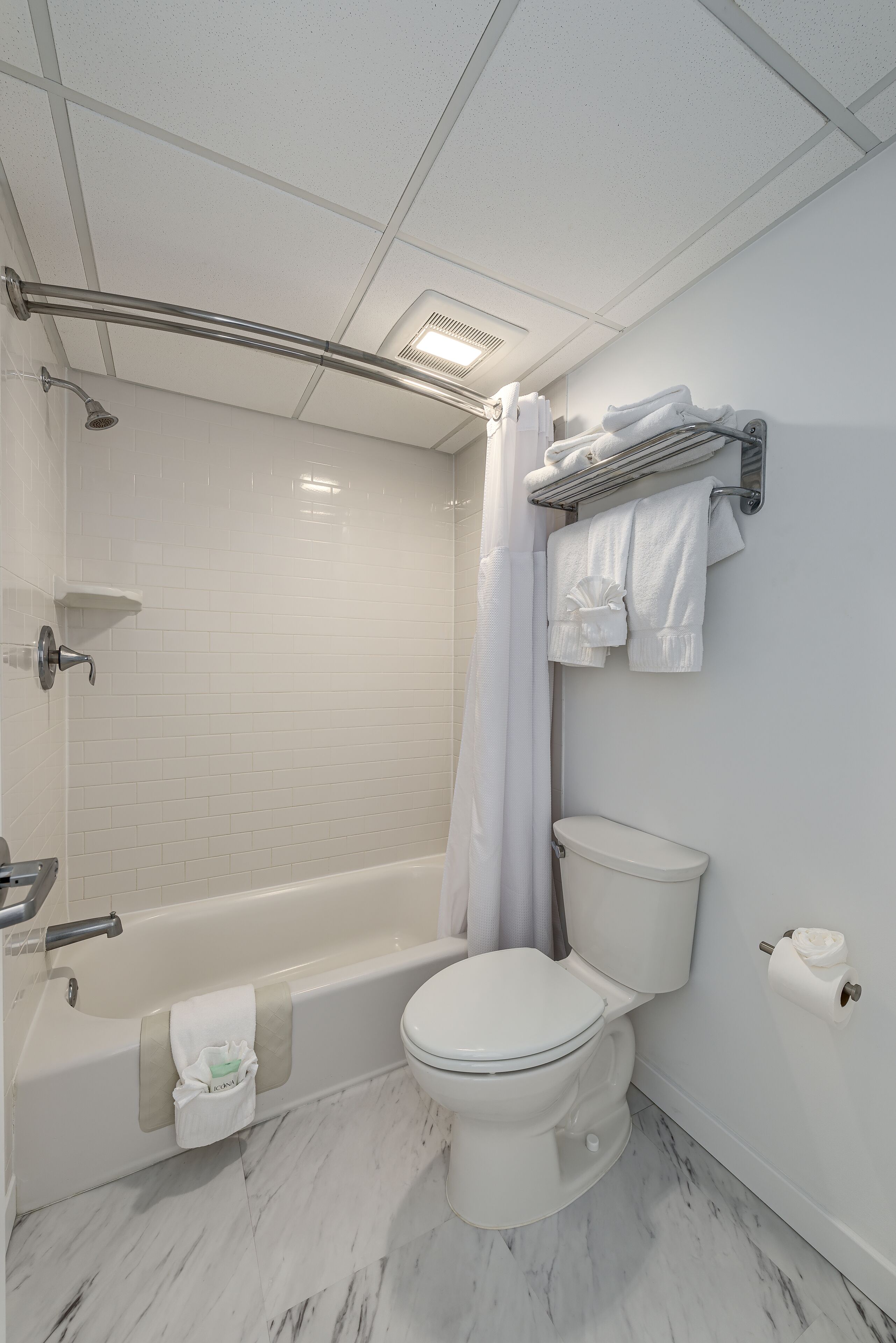 Une salle de bain moderne équipée d’une baignoire, de toilettes et d’un espace douche.