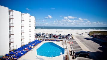 Außenpool (je nach Saison geöffnet), Sonnenschirme, Liegestühle