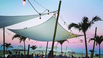 Bar de coquetéis, vistas para a praia, aberto todos os dias