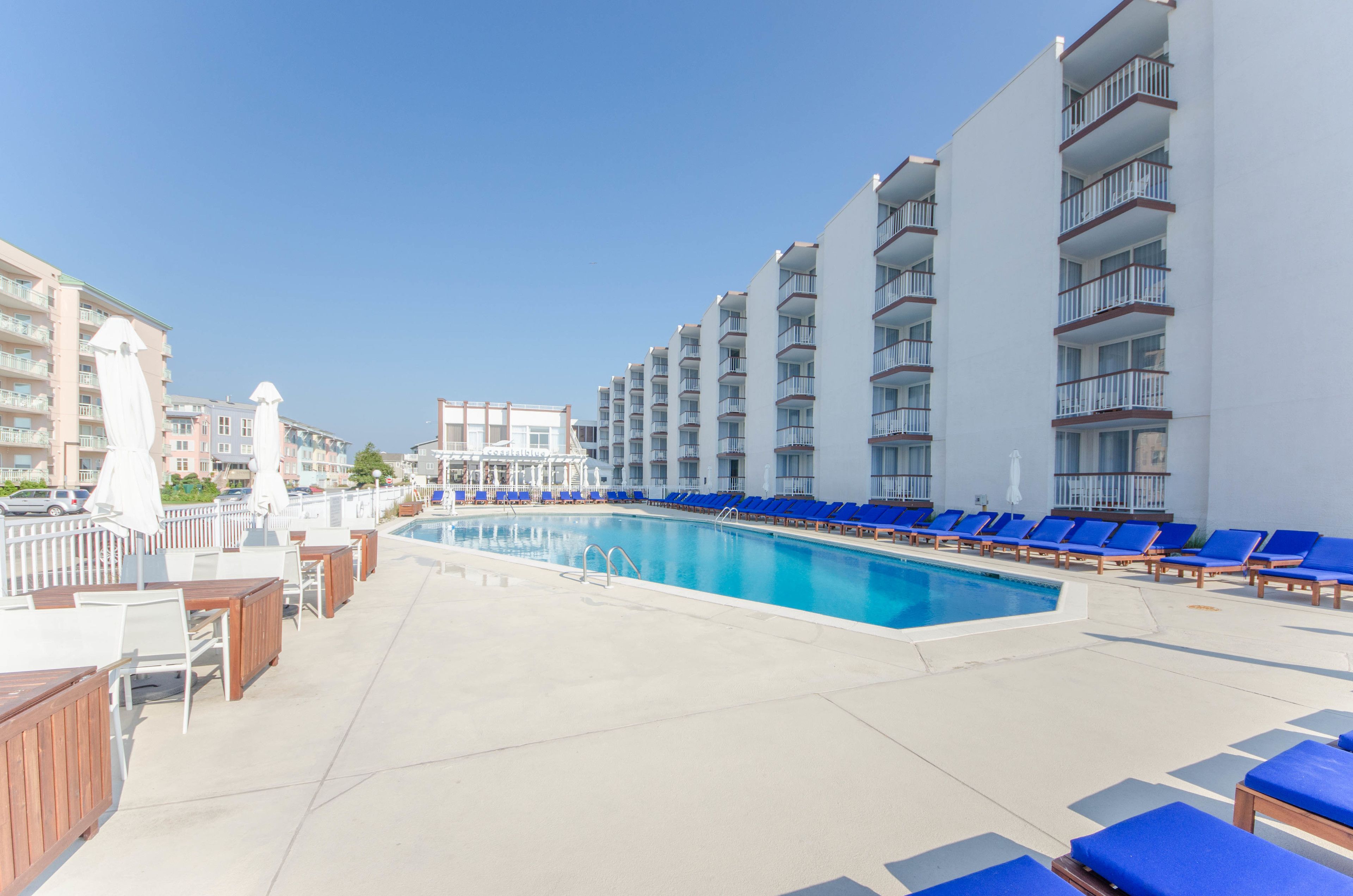 Piscina stagionale all'aperto, ombrelloni da piscina, lettini