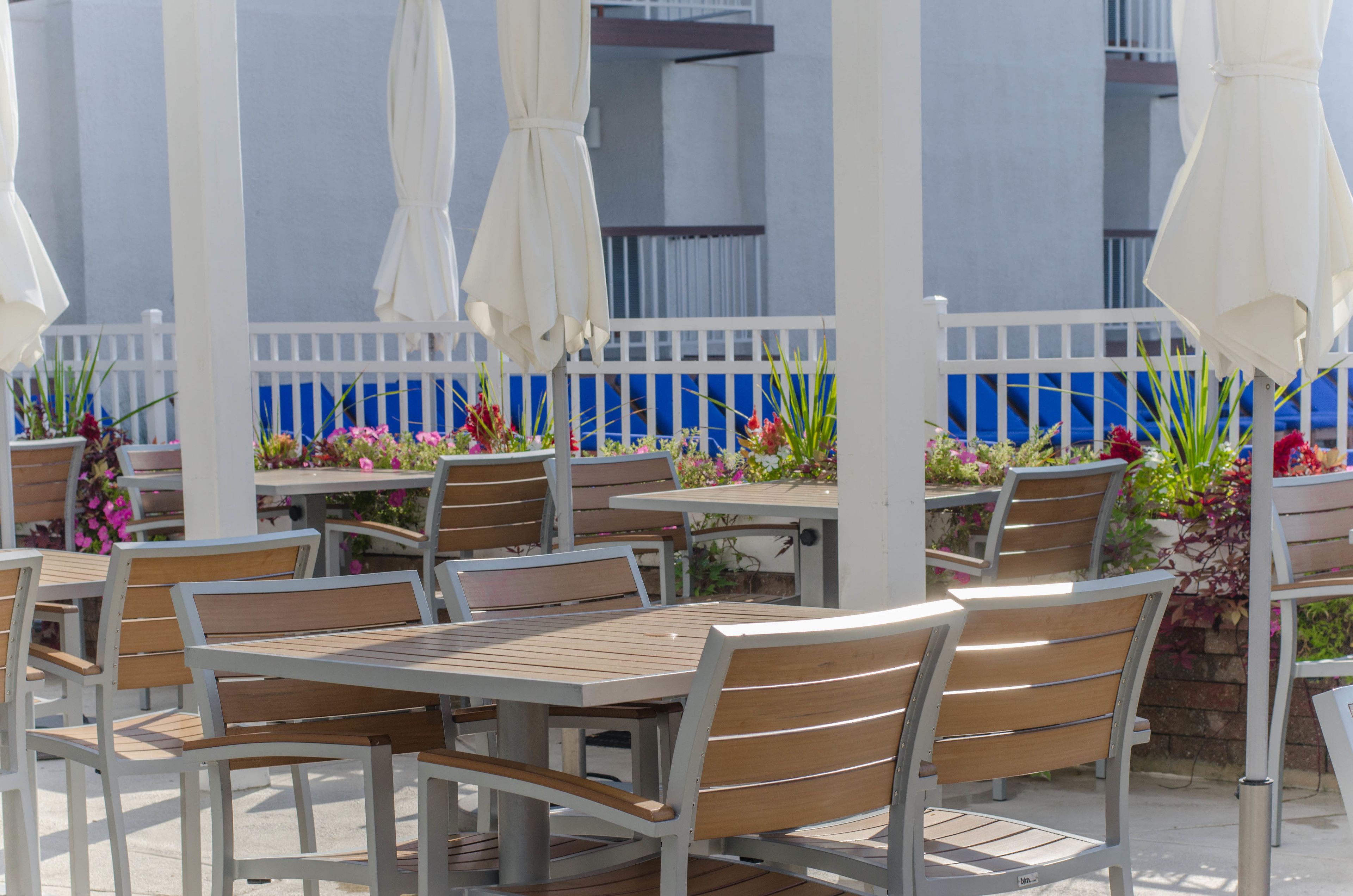 lunch, dinner served; seafood, beach views