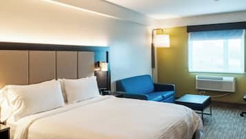 Suite, 1 kingsize-seng | Dundyner, senger med overmadrass, safe på rommet og skrivebord