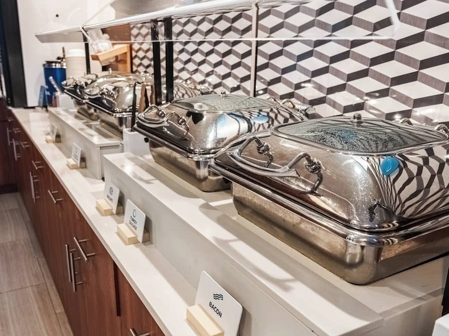 Café da manhã com buffet grátis todos os dias