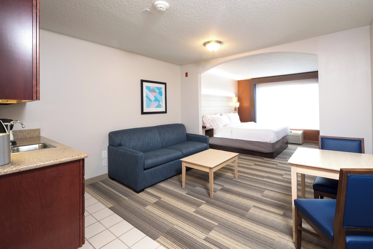 In-room safe, desk, laptop workspace, iron/ironing board