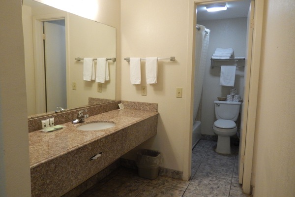 Chambre Standard, 2 grands lits | Salle de bain | Ensemble douche/baignoire, articles de toilette gratuits, sĂšche-cheveux