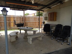 BBQ/picnic area - Pearsall Executive Inn (Pearsall)