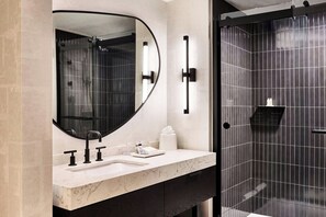 Combined shower/tub, free toiletries, hair dryer, towels - Renaissance® Phoenix Glendale Hotel & Conference Center (Glendale)