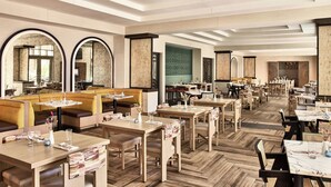 朝食、ランチ、ディナーに営業