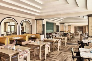 S'hi serveixen esmorzars, dinars i sopars 