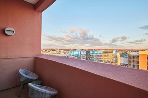 Caixa forta a l'habitació, escriptori i planxa i posts de planxar 